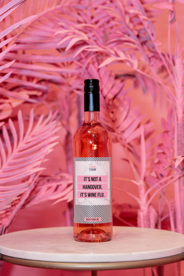 Fles rosé met grappig wijnetiket. It's not a hangover, it's wine flu. Webshop Rosé Today.