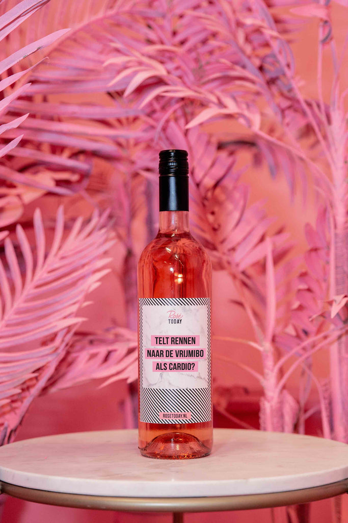 Rosé fles met grappig wijnetiket. Telt rennen naar de vrimibo als cardio? Webshop Rosé Today.