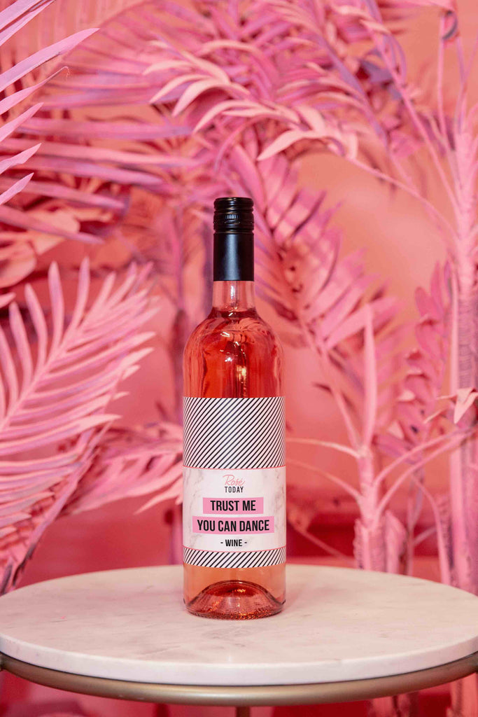 Fles rosé met grappig wijnetiket. Trust me, you can dance. -Wine- Webshop Rosé Today.